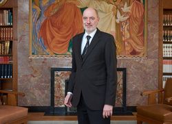 Une présidence loin des postulats politiques