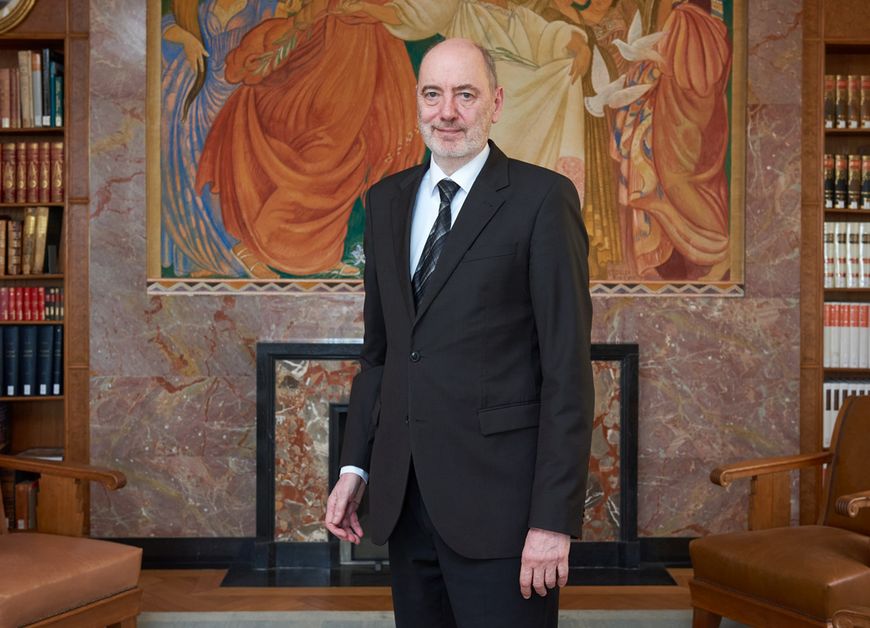 Une présidence loin des postulats politiques
