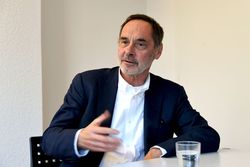 «Par souci de transparence, il faut séparer les fonctions d’avocat et de juge» 